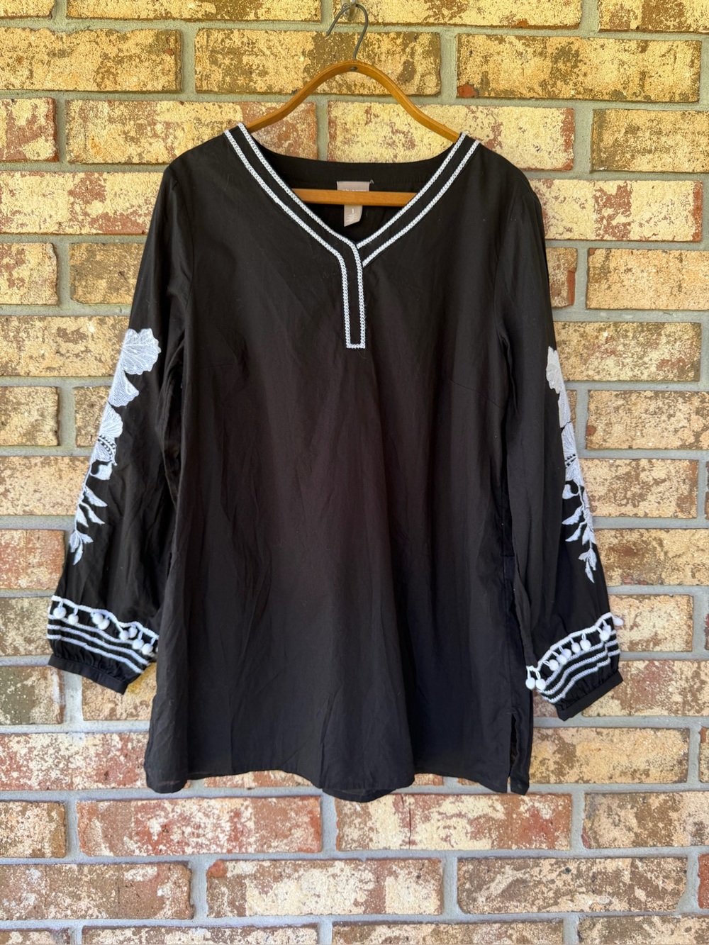 Chico’s Tunic Women’s Size Medium Black & White PomPom Beautiful Condition!